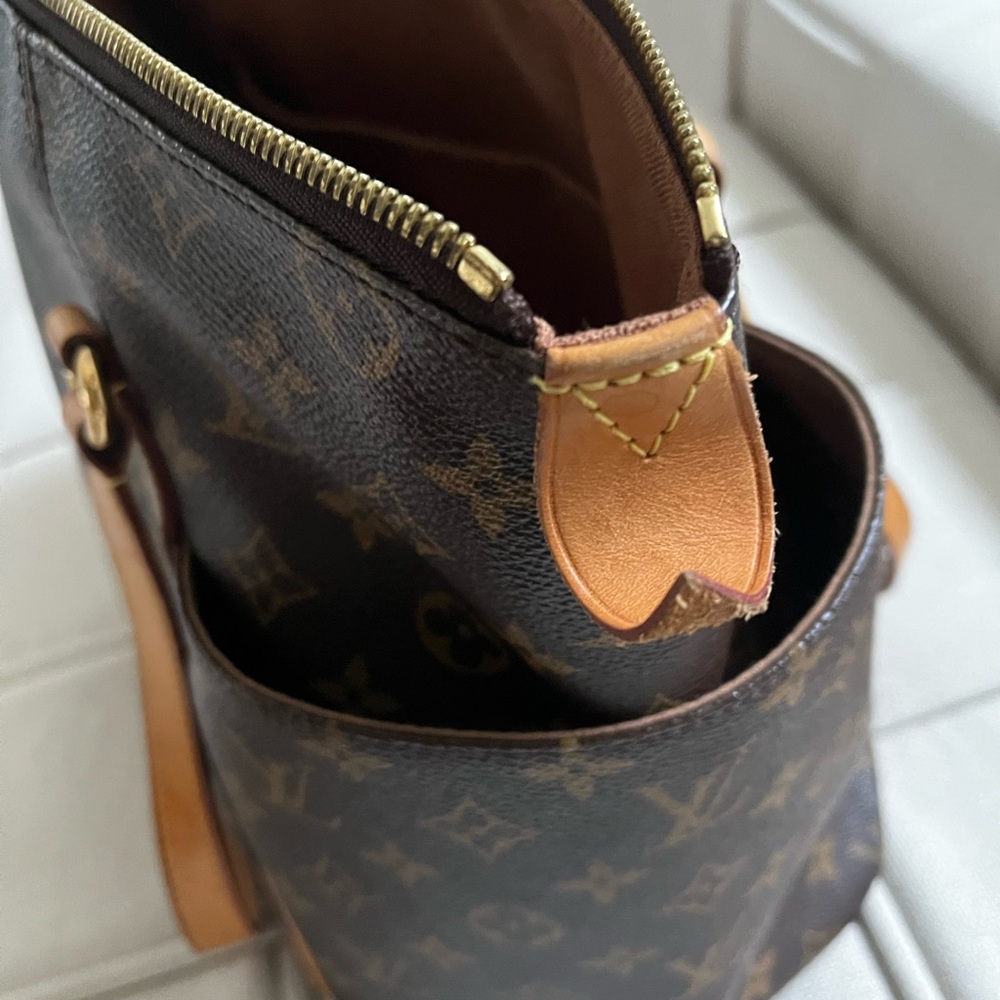 Louis Vuitton Totally MM Monogram Tote - Picture 11 of 16